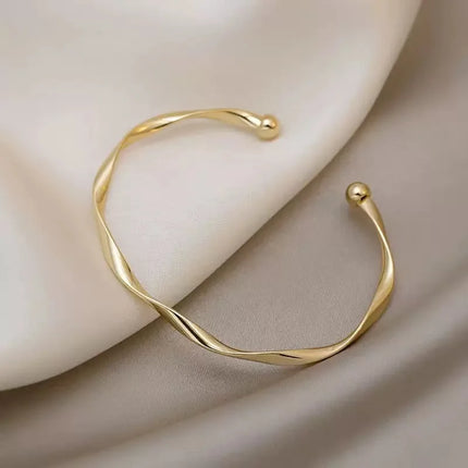 2025 Minimalist Geometric Bending Bracelet - Creative Adjustable Design for Women